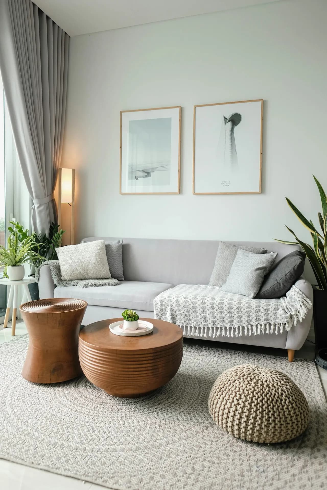 Ljust vardagsrum med soffa och gröna växter